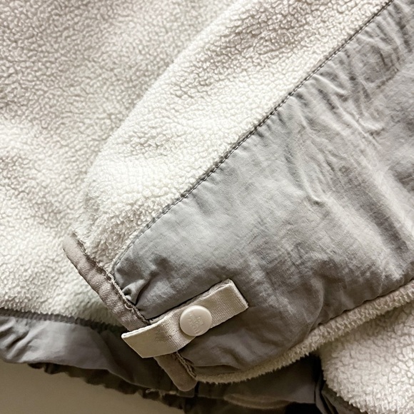 The Northface • Women’s Jacket •Med - Picture 9 of 15